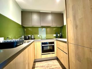 Chic Modern Apartment Suite - Free Parking & WiFi! - 1 Minute walk to Poole Quay - Great Location - Free Parking - Fast WiFi - Smart TV - Newly decorated - sleeps up to 2! Close to Poole & Bournemouth & Sandbanks - 7
