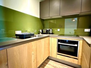 Chic Modern Apartment Suite - Free Parking & WiFi! - 1 Minute walk to Poole Quay - Great Location - Free Parking - Fast WiFi - Smart TV - Newly decorated - sleeps up to 2! Close to Poole & Bournemouth & Sandbanks - 8