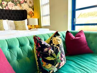 Chic Modern Apartment Suite - Free Parking & WiFi! - 1 Minute walk to Poole Quay - Great Location - Free Parking - Fast WiFi - Smart TV - Newly decorated - sleeps up to 2! Close to Poole & Bournemouth & Sandbanks - 5
