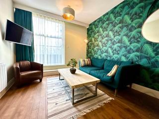 Amazing Modern Apartment - Free Secure Parking! - 1 Minute walk to Poole Quay - Great Location - Free Parking - Fast WiFi - Smart TV - Newly decorated - sleeps up to 2! Close to Poole & Bournemouth & Sandbanks - 4
