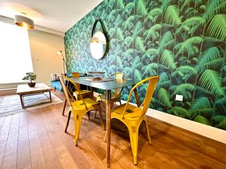 Amazing Modern Apartment - Free Secure Parking! - 1 Minute walk to Poole Quay - Great Location - Free Parking - Fast WiFi - Smart TV - Newly decorated - sleeps up to 2! Close to Poole & Bournemouth & Sandbanks - 1