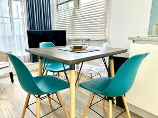 Stylish 2 Bedroom Apartment - Free Parking & WiFi - 1 Minute walk to Poole Quay - Great Location - Free Parking - Fast WiFi - Smart TV - Newly decorated - sleeps up to 4! Close to Poole & Bournemouth & Sandbanks - 4