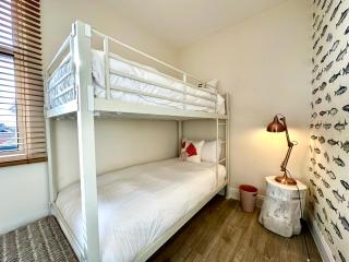Stylish 2 Bedroom Apartment - Free Parking & WiFi - 1 Minute walk to Poole Quay - Great Location - Free Parking - Fast WiFi - Smart TV - Newly decorated - sleeps up to 4! Close to Poole & Bournemouth & Sandbanks - 6