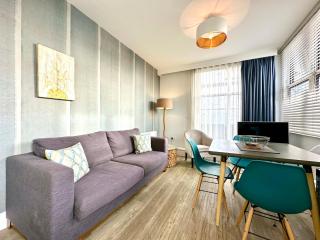 Stylish 2 Bedroom Apartment - Free Parking & WiFi - 1 Minute walk to Poole Quay - Great Location - Free Parking - Fast WiFi - Smart TV - Newly decorated - sleeps up to 4! Close to Poole & Bournemouth & Sandbanks - 5
