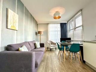 Stylish 2 Bedroom Apartment - Free Parking & WiFi - 1 Minute walk to Poole Quay - Great Location - Free Parking - Fast WiFi - Smart TV - Newly decorated - sleeps up to 4! Close to Poole & Bournemouth & Sandbanks - 0