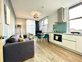 Stylish 2 Bedroom Apartment - Free Parking & WiFi - 1 Minute walk to Poole Quay - Great Location - Free Parking - Fast WiFi - Smart TV - Newly decorated - sleeps up to 4! Close to Poole & Bournemouth & Sandbanks - 2