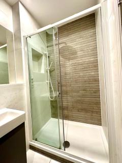 Stylish 2 Bedroom Apartment - Free Parking & WiFi - 1 Minute walk to Poole Quay - Great Location - Free Parking - Fast WiFi - Smart TV - Newly decorated - sleeps up to 4! Close to Poole & Bournemouth & Sandbanks - 3