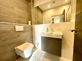 Stylish 2 Bedroom Apartment - Free Parking & WiFi - 1 Minute walk to Poole Quay - Great Location - Free Parking - Fast WiFi - Smart TV - Newly decorated - sleeps up to 4! Close to Poole & Bournemouth & Sandbanks - 1