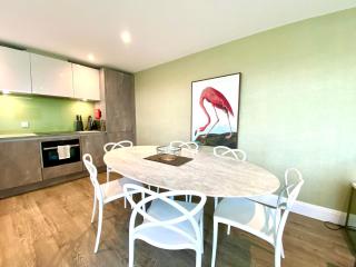 Stunning 3 bedroom Penthouse Apartment - Free Parking & WiFi - 1 Minute walk to Poole Quay - Great Location - Free Parking - Fast WiFi - Smart TV - Newly decorated - sleeps up to 6! Close to Poole & Bournemouth & Sandbanks - 9