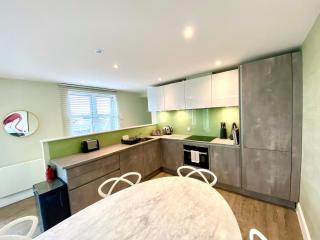 Stunning 3 bedroom Penthouse Apartment - Free Parking & WiFi - 1 Minute walk to Poole Quay - Great Location - Free Parking - Fast WiFi - Smart TV - Newly decorated - sleeps up to 6! Close to Poole & Bournemouth & Sandbanks - 7