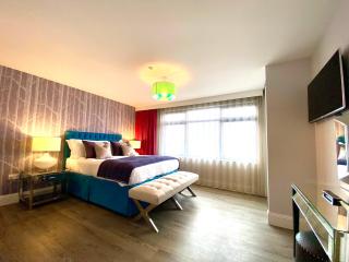 Stunning 3 bedroom Penthouse Apartment - Free Parking & WiFi - 1 Minute walk to Poole Quay - Great Location - Free Parking - Fast WiFi - Smart TV - Newly decorated - sleeps up to 6! Close to Poole & Bournemouth & Sandbanks - 6