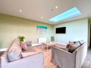 Stunning 3 bedroom Penthouse Apartment - Free Parking & WiFi - 1 Minute walk to Poole Quay - Great Location - Free Parking - Fast WiFi - Smart TV - Newly decorated - sleeps up to 6! Close to Poole & Bournemouth & Sandbanks - 5
