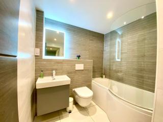 Stunning 3 bedroom Penthouse Apartment - Free Parking & WiFi - 1 Minute walk to Poole Quay - Great Location - Free Parking - Fast WiFi - Smart TV - Newly decorated - sleeps up to 6! Close to Poole & Bournemouth & Sandbanks - 3