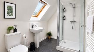 The Bridge - 4 BDR, 6 Beds, Sleeps 11l, Parking X 2 - 3