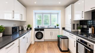 The Bridge - 4 BDR, 6 Beds, Sleeps 11l, Parking X 2 - 1