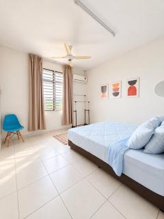 Rania Homestay near KLIA Nilai - 3 King 2 Queen - 4-Bedroom Entire House - 6