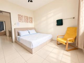 Rania Homestay near KLIA Nilai - 3 King 2 Queen - 4-Bedroom Entire House - 5