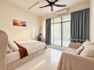 Rania Homestay near KLIA Nilai - 3 King 2 Queen - 4-Bedroom Entire House - 4