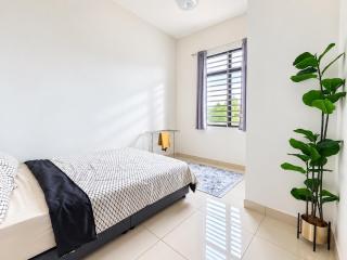 Rania Homestay near KLIA Nilai - 3 King 2 Queen - 4-Bedroom Entire House - 1