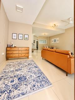 Rania Homestay near KLIA Nilai - 3 King 2 Queen - 4-Bedroom Entire House - 8