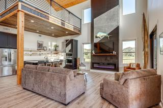 'River Bank' Spacious Waterfront Group Getaway - 9