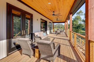 'River Bank' Spacious Waterfront Group Getaway - 8