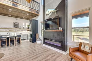 'River Bank' Spacious Waterfront Group Getaway - 4