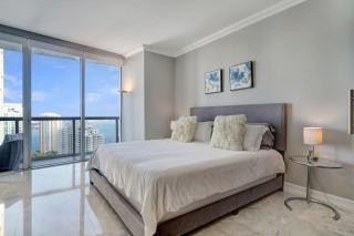 Sunrise Water Views I Free Parking, Pool, Spa, & Gym - 9