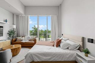 Bayfront Vizcayne Condo w Pool & Free Parking - 3