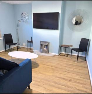 West Midlands Home - 3BR w/FREE Parking and WIFI - 7