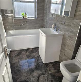 West Midlands Home - 3BR w/FREE Parking and WIFI - 6