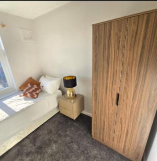 West Midlands Home - 3BR w/FREE Parking and WIFI - 3