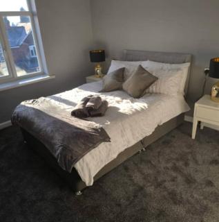 West Midlands Home - 3BR w/FREE Parking and WIFI - 4