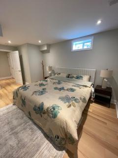 The Scarlet Retreat - Spacious 2-Bedroom Private Suite - 8
