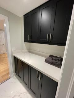 The Scarlet Retreat - Spacious 2-Bedroom Private Suite - 5