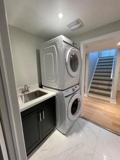 The Scarlet Retreat - Spacious 2-Bedroom Private Suite - 6
