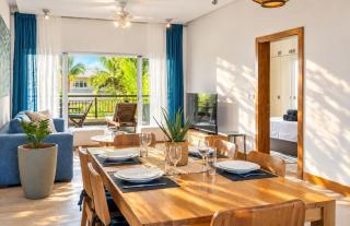 Luxurious Condo by the Beach - 3
