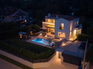 Modern 300m2 Villa - King Beds & Leisure Zone - 8