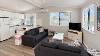 Budgie Smuggler - Cabin 96 Geographe Bay Holiday Park - Broadwater - 9