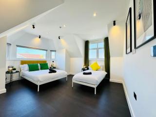 BIG Penthouse - 3-Bedroom - 2-Bathroom - Sleeps 8 - 4