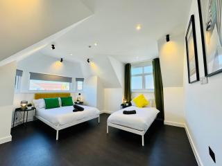 BIG Penthouse - 3-Bedroom - 2-Bathroom - Sleeps 8 - 2