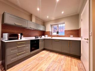 WOW! 4-Bed Home Newly Renovated! Great Location! Near to Poole, Bournemouth, Sandbanks & Lighthouse Theatre - 7