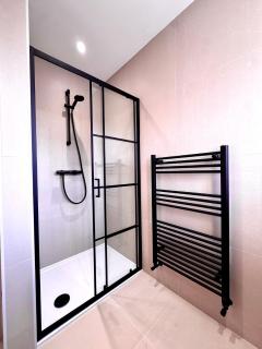 WOW! 4-Bed Home Newly Renovated! Great Location! Near to Poole, Bournemouth, Sandbanks & Lighthouse Theatre - 3