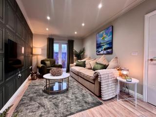 WOW! 4-Bed Home Newly Renovated! Great Location! Near to Poole, Bournemouth, Sandbanks & Lighthouse Theatre - 1