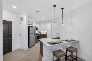 Upscale 1BR Retreat. Resort Pool, Gym, Wi-Fi - 9
