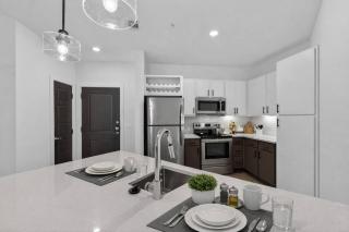 Upscale 1BR Retreat. Resort Pool, Gym, Wi-Fi - 8