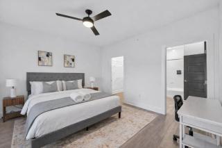Upscale 1BR Retreat. Resort Pool, Gym, Wi-Fi - 3