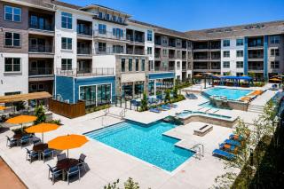 Stylish Retreat, Pool, Gym and Club Lounge - 9