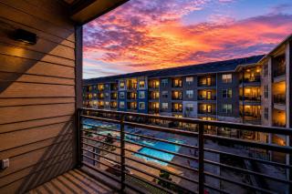 Stylish Retreat, Pool, Gym and Club Lounge - 6