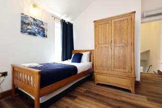 3-Bed City Centre Flat Walk to Centre Games Room and Parking Great Value for Groups - 6